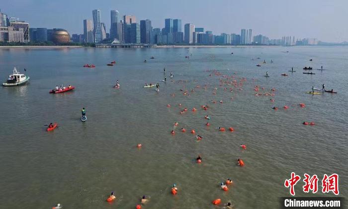 杭州久负盛名的横渡钱塘江再次回到江城