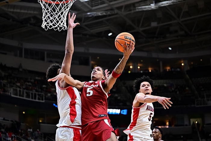 疯三赛场闪耀！阿卡夫28分助队晋级四强