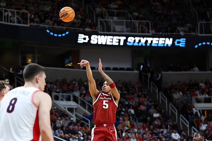 疯三赛场闪耀！阿卡夫28分助队晋级四强 选秀排