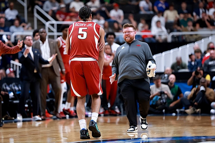 疯三赛场闪耀！阿卡夫28分助队晋级四强 选秀排