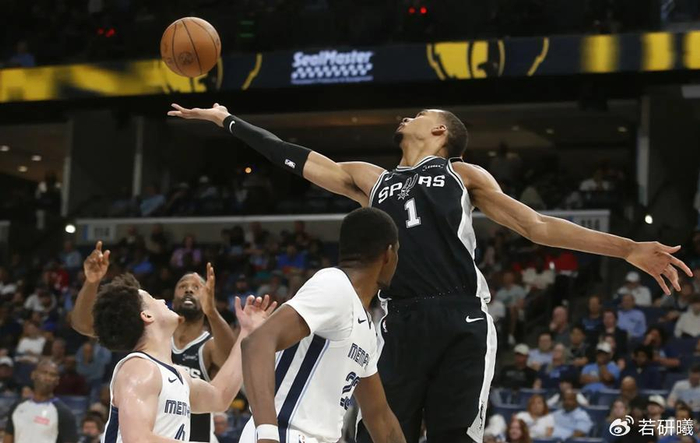 莱昂纳德双一阵无望，约基奇等五人锁定最佳阵