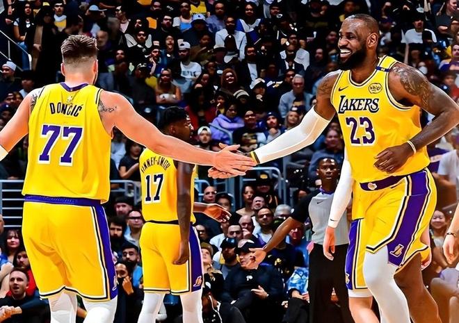 勒布朗·詹姆斯面临职业生涯抉择：湖人未续约，