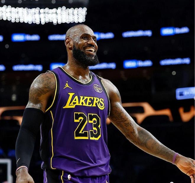 勒布朗·詹姆斯面临职业生涯抉择：湖人未续约，